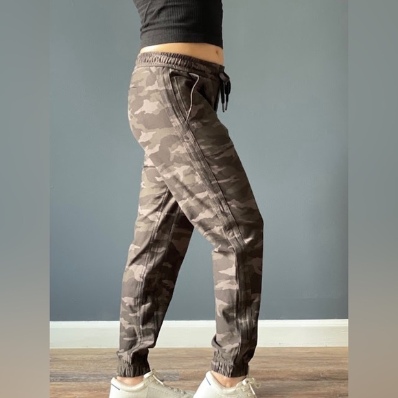ATHLETA Women’s Camo Farallon Jogger- Camo Olive Green/ Size 0 - Picture 2 of 8
